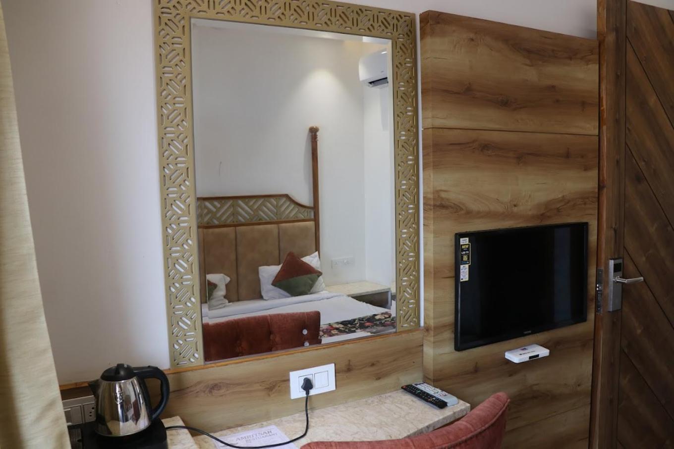 Hotel Rv Golden Amritsar Exterior foto